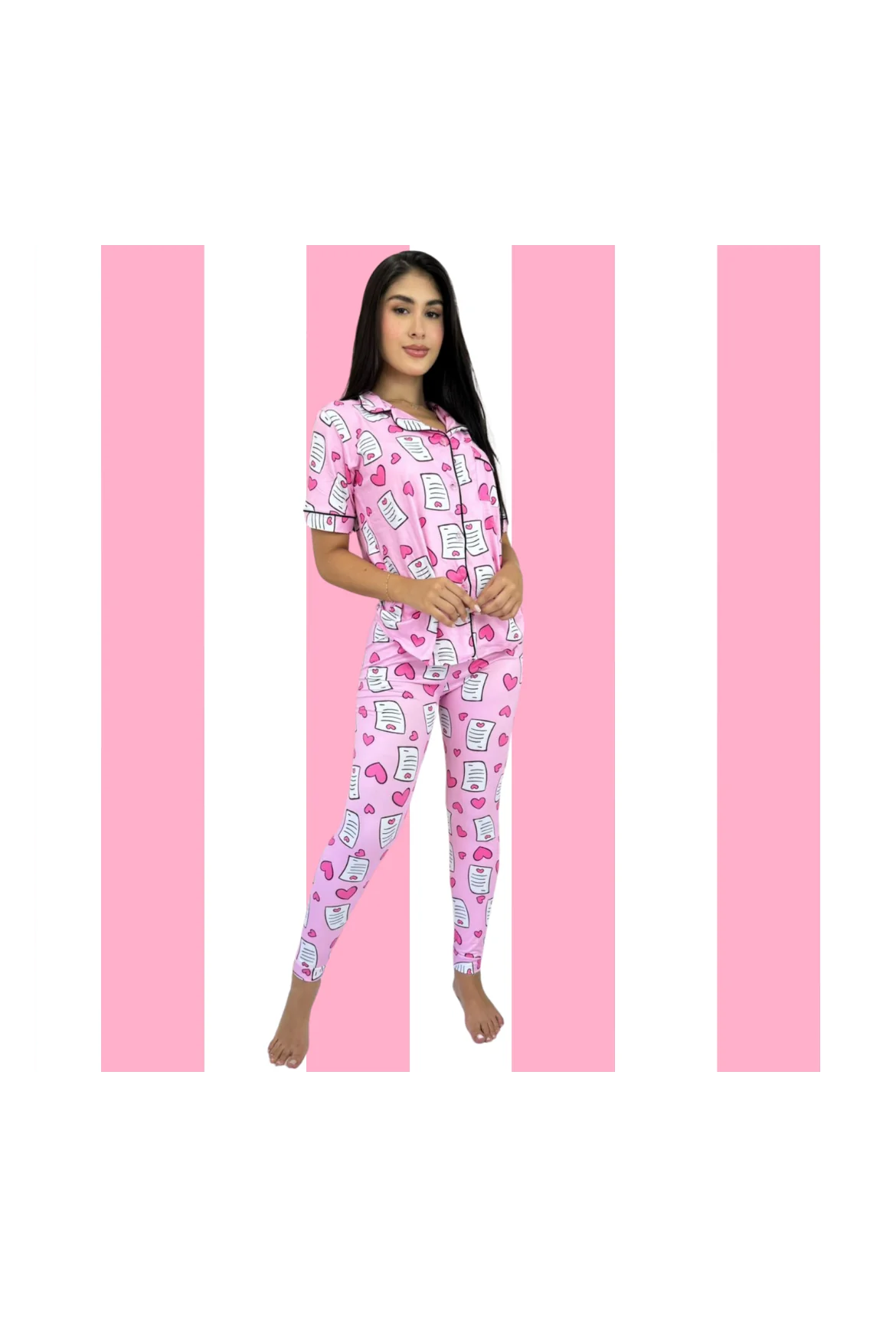 Pijama de botones con pantalón largo rosada con estampado de cartas y corazones