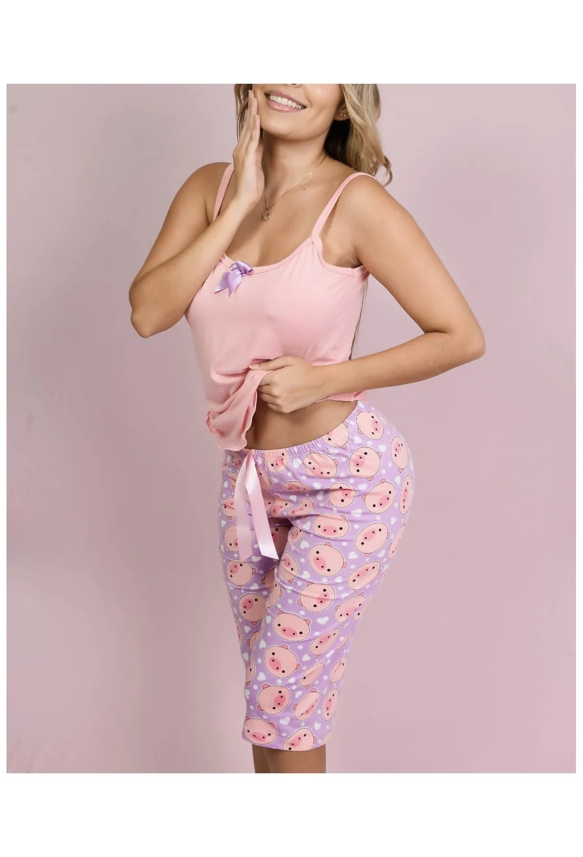 Pijama de suéter rosa y capri estampado de cerditos